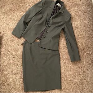 Grey 2-piece suit set.